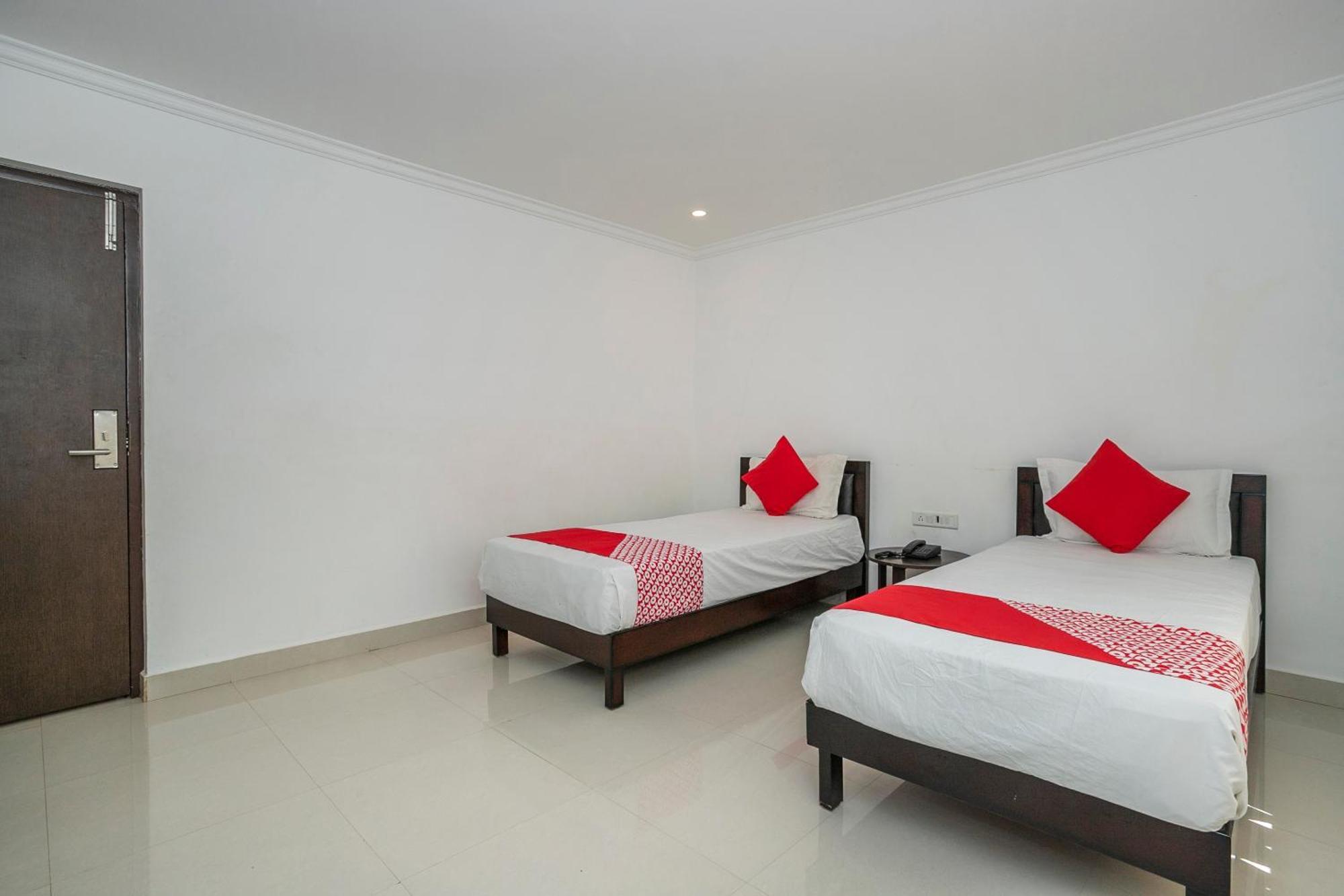 Collection O 27798 Hotel Cosmopolitan Devanahalli Exterior foto